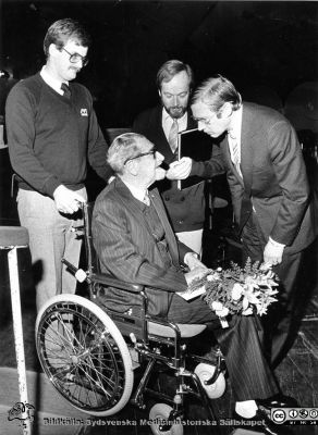 Lunaprofilen Stig Persson (till höger) med violinisten, musikskribenten och TV-profilen Sten Broman (1902 - 1983, i rullstol)
Foto i samband med en TV-konsert i Malmö tidigt 1983. Bildkälla Stig Persson
Nyckelord: Lasarettet;Lund;Universitetssjukhuset;USiL;Television;Konsert;Internmedicin;Kardiologiska;Kliniken;Hjärta