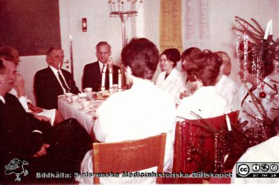 Avdelningen för klinisk kemi i Lund. Julkaffe i mitten på 1900-talet
Bilder på A1-ark för klin-kem jubileum 1997. Gamla bilder. Vid borters bortre långsida, från vänster prof. CG Holmberg och möjligen docent Nils Tryding(??)
Nyckelord: Lasarettet;Lund;Klinisk;Kemi;Universitetssjukhuset;USiL;Lund;Lasarettet