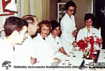 Avdelningen för klinisk kemi i Lund. Julkaffe i mitten på 1900-talet
Bilder på A1-ark f. klin-kem jubileum 1997. Specialenheten. Från vänster: okänd (student?), ing. Bertil Sandell, okänd, Sonja Glans, Gulli Lindfors, (labassar/BMA)
Nyckelord: Lasarettet;Lund;Universitetssjukhuset;USiL;Avdelningen;Klinisk;Kemi