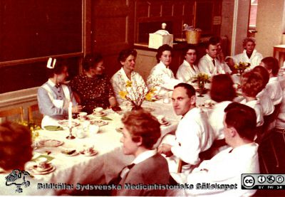 Avdelningen för klinisk kemi i Lund. Kaffepaus i mitten på 1900-talet
Bilder på A1-ark f. klin-kem jubileum 1997. Specialenheten. Gunvor Ekdahl. Docent Nils Tryding tittar in i kameran. Foto från mitten på 1900-talet.
Nyckelord: Kemi;Klinisk;Lasarettet;Lund;Universitetssjukhuset;USiL