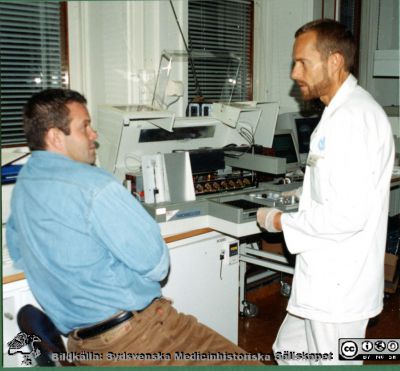 Klinisk Kemi i Lund 1947-1997
22	Bilder på A1-ark f. klin-kem jubileum 1997.Basenheten. En sedan många år anställd man" ett  inventrium".Inventarie NN
Nyckelord: Lasarettet;Lund;Universitetssjukhuset;USiL;Klinisk;Kemi;Avdelningen;Laboratoium