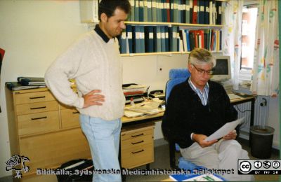 Klinisk Kemi i Lund 1947-1997
Bilder på A1-ark f. klin-kem jubileum 1997.Forskning. 	Professor Christer Alling med doktorand NN; neurkemiska avdelningen i mitten på 1980-talet
Nyckelord: Lasarettet;Lund;Universitetssjukhuset;USiL;Klinisk;Kemi;Avdelningen