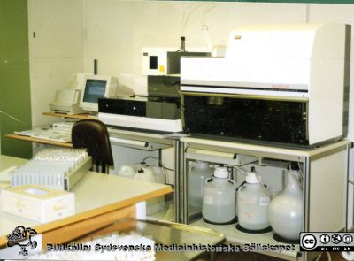 Tidig autoanalysator, 1960-talet
Bilder på A1-ark f. klin-kem jubileum 1997. Specialenheten. Tidig autoanalysator, 1960-talet, typ bröderna Jungners maskiner.
Nyckelord: Lasarettet;Lund;Universitetssjukhuset;Lund;Laboratoium;Avdelningen