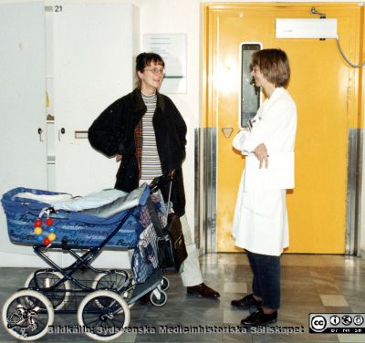 Avdelningen för klinisk kemi i Lund.  Maria Berggren Söderlund och Lena Norlund, 1990-talet.
Bilder på A1-ark f. klin-kem jubileum 1997. Administrativa staben  Maria Berggren Söderlund och Lena Norlund, 1990-talet.
Nyckelord: Lasarettet;lLund;Universitetssjukhuset;USiL;Kliniskt;Kemiska;Laboratorium;Avdelningen