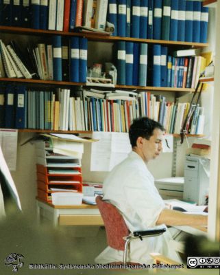 Avdelningen för klinisk kemi i Lund. Docent Magnus Abrahamsson.
Bilder på A1-ark f. klin-kem jubileum 1997. Forskning.  Docent Magnus Abrahamsson.
Nyckelord: Lasarettet;lLund;Laboratorium;Universitetssjukhuset;USiL;Kemiska;Kliniskt