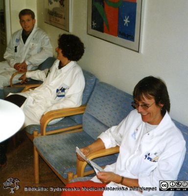 Avdelningen för klinisk kemi i Lund. Pausrummet.
Bilder på A1-ark f. klin-kem jubileum 1997. Forskning. Forskningsingenjör Veronica Lindström närmast kameran.T roligen docent Ulf Ekström i bortre hörnet.
Nyckelord: Laboratorium;Lasarettet;Lund;Universitetssjukhuset;USiL;Kemi;Klinisk;Kemiska;Kliniskt;Avdelningen