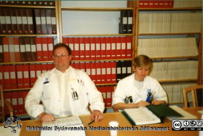 Avdelningen för klinisk kemi i Lund på 1980-talet. Forskningsingenjör Veronica Lindström och professor. Anders Grubb
Bilder på A1-ark f. klin-kem jubileum 1997. Ackrediterings-gruppen. Docent Per"Ystad-Pelle"  Hansson och Eva Krutzén (?) lab-ass, senare skrivit en lic-avhandling.
Nyckelord: Laboratoium;Lasarettet;Lund;Klinisk;Kemi;Avdelningen;Universitetssjukhuset;USiL