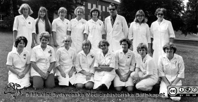 Foto i samband med Lasarettet / vårdcentralen / länssjukhemmet i Hörbys 100-årsjubileum 1979-10-12.  
Avd. A, 
Namnen på bildens personer finns i originalfilen på Sydsvenska Medicinhistoriska Sällskapet.
Bildkälla: ett fotoalbum på vårdcentralen i Hörby med bilder från lasarettet / vårdcentralen i Hörbys 100-årsjubileum 1979-10-12 (2). Fotograf okänd. Digitalisering: Sydsvenska Medicinhistoriska Sällskapet (Berndt Ehinger).
Nyckelord: Lasarett;Länssjukhem;Vårdcentraler;Sjukhem;Sjukhus;Personal