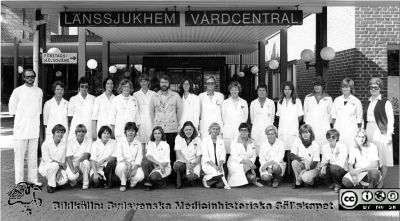 Foto i samband med Lasarettet / vårdcentralen / länssjukhemmet  i Hörbys 100-årsjubileum 1979-10-12.
Vårdcentralens distriktsläkarmottagning, tandpoliklinik och telefonväxwl:
Namnen på bildens personer finns i originalfilen på Sydsvenska Medicinhistoriska Sällskapet.
Bildkälla: ett fotoalbum på vårdcentralen i Hörby med bilder från lasarettet / vårdcentralen i Hörbys 100-årsjubileum 1979-10-12 (2). Fotograf okänd. Digitalisering: Sydsvenska Medicinhistoriska Sällskapet (Berndt Ehinger).
Nyckelord: Lasarett;Länssjukhem;Hörby;Personal;Sjukhus;Sjukhem;Mottagning