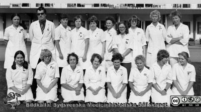 Foto i samband med Lasarettet / vårdcentralen / länssjukhemmet  i Hörbys 100-årsjubileum 1979-10-12.
Foto i samband med Lasarettet / vårdcentralen i Hörbys 100-årsjubileum 1979-10-12.  Avdelning B.
Namnen på bildens personer finns i originalfilen på Sydsvenska Medicinhistoriska Sällskapet.
Bildkälla: ett fotoalbum på vårdcentralen i Hörby med bilder från lasarettet / vårdcentralen i Hörbys 100-årsjubileum 1979-10-12 (2). Fotograf okänd. Digitalisering: Sydsvenska Medicinhistoriska Sällskapet (Berndt Ehinger).
Nyckelord: Lasarett;Länssjukhem;Avdelning;Hörby;Personal