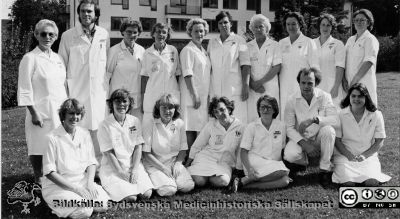 Foto i samband med Lasarettet / vårdcentralen / länssjukhemmet i Hörbys 100-årsjubileum 1979-10-12.  
Avdelning C.
Namnen på bildens personer finns i originalfilen på Sydsvenska Medicinhistoriska Sällskapet.
Bildkälla: ett fotoalbum på vårdcentralen i Hörby med bilder från lasarettet / vårdcentralen i Hörbys 100-årsjubileum 1979-10-12 (2). Fotograf okänd. Digitalisering: Sydsvenska Medicinhistoriska Sällskapet (Berndt Ehinger).
Nyckelord: Lasarett;Länssjukhem;Sjukhus;Sjukhem;Vårdcentraler;Avdelning;Personal;Hörby