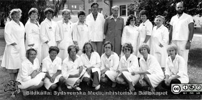 Foto i samband med Lasarettet / vårdcentralen / länssjukhemmet i Hörbys 100-årsjubileum 1979-10-12.  
Kastanjegården och distriktsvården, 
Namnen på bildens personer finns i originalfilen på Sydsvenska Medicinhistoriska Sällskapet.
Bildkälla: ett fotoalbum på vårdcentralen i Hörby med bilder från lasarettet / vårdcentralen i Hörbys 100-årsjubileum 1979-10-12 (2). Fotograf okänd. Digitalisering: Sydsvenska Medicinhistoriska Sällskapet (Berndt Ehinger).
Nyckelord: Lasarett;Länssjukhem;Distriktsvård;Sjukhus;Sjukhem;Personal;Hörby