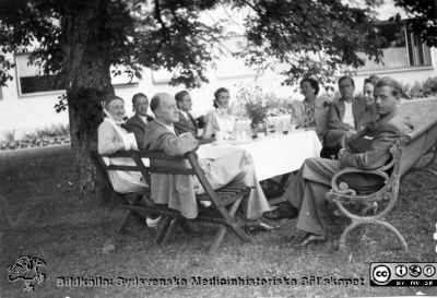 Reprofoto i samband med Lasarettet / vårdcentralen / länssjukhemmet i Hörbys 100-årsjubileum 1979-10-12.  
En midsommar på lasarettet i Hörby runt 1950. Från vänster husmor Clara Wallin samt bl.a. dr. Wadstein, dr. Lindström och dr. Hjortsberg. 
Bildkälla: ett fotoalbum på vårdcentralen i Hörby med bilder från lasarettet / vårdcentralen i Hörbys 100-årsjubileum 1979-10-12 (1).
Nyckelord: Lasarett;Hörby;Kaffekalas;Personal;Sjukhus;Sjukhem