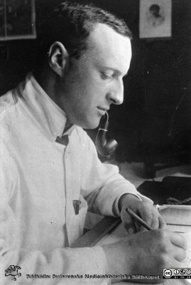 Dr Johan Widén, underläkare på lasarettet i Helsingborg 1913 - 1917 
Från en kontorspärm på Medicinhistoriska Museet i Helsingborg märkt "Äldre fotografier från med. + kir.klin.”. Foto troligen under 1900-talets två första denennier.  Doktor Widén.

Johan Widén var underläkare på lasarettet i Helsingborg 1913 - 1917 innan han flyttade till Karlskrona där han så småningom blev lasarettsläkare.
Nyckelord: Lasarett;Underläkare;Kirurgiska;Kliniker;Helsingborg
