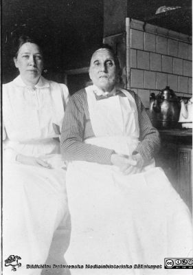 Kököjsföreståndarna Fröken Elisabeth Petersson (nytillträdande) och Fråken Jönsson (förutvarande).
Från en kontorspärm på Medicinhistoriska Museet i Helsingborg märkt "Äldre fotografier från med. + kir.klin.”. Foto troligast under 1900-talets två första decennier. Köksföreståndarna Fröken Elisabeth Petersson (nytillträdande) och Fråken Jönsson (förutvarande).
Nyckelord: Lasarettet;Köksföreståndare;Personal;Helsingborg