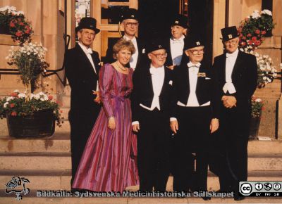 Widmark-jubileet 1989.
Bakre raden från vänster: professor Bengt Borgtröm (medicinsk kemist), professor Christer Alling (klinisk kemist), dr. Per Henrik Widmark. Främre raden: Eva Marie Widmark, docent Hans Moëll, Dir. Med Dr hc Rune Anderásson och professor Gerhard Voigt (rättsmedicin). Foto på Grand Hotells trappa i Lund   i samband med Widmark-jubileet 1989.
Nyckelord: Widmark;Jubileum;Klinisk kemi;Rättsmedicin