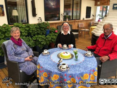 Birgitta Castor och Britta Stenstam på besök hos Bengt Lindskog i hans hem på Lärkvägen i Hjärup 2021-05-22. Foto med Britta Stenstams kamera. Bengts sambo Gunnvi Crona höll i kameran.
Nyckelord: Kaffekalas;Sydsvenska Medicinhistoriska Sällskapet;SMHS