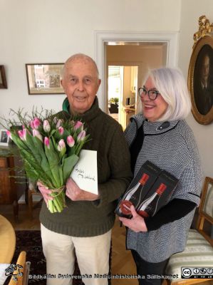 Docent Anders Biörklund uppvaktas på sin 90-årsdag
Docent Anders Biörklund, hedersledamot i Sydsvenska Medicinhistoriska Sällskapet, uppvaktas på sin 90-årsdag i sin lägenhet på Erik Dahlbergsgatan 4 i Lund av Sällskapets ordförande Britta Stenstam. Den rådande Covid-19-pandemin gjorde ett stort socialt kalas omöjligt, vilket han skulle varit värd. Det får bli ett senare evenemang.
Nyckelord: Uppvaktning;90-årsdag;Hedersledamot;Hedersmedlem