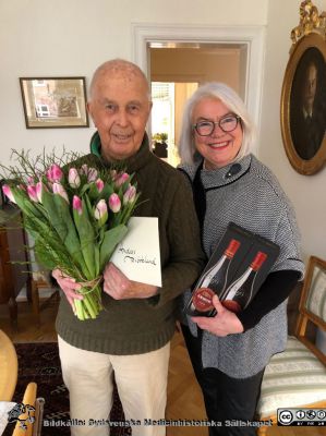 Docent Anders Biörklund, hedersledamot i Sydsvenska Medicinhistoriska Sällskapet, uppvaktas på sin 90-årsdag.
Docent Anders Biörklund, hedersledamot i Sydsvenska Medicinhistoriska Sällskapet, uppvaktas på sin 90-årsdag i sin lägenhet på Erik Dahlbergsgatan 4 i Lund av Sällskapets ordförande Britta Stenstam. Den rådande Covid-19-pandemin gjorde ett stort socialt kalas omöjligt, vilket han skulle varit värd. Det får bli ett senare evenemang.
Nyckelord: Uppvaktning;90-årsdag;Hedersledamot;Hedersmedlem