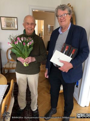 Docent Anders Biörklund uppvaktas på sin 90-årsdag
Docent Anders Biörklund, hedersledamot i Sydsvenska Medicinhistoriska Sällskapet, uppvaktas på sin 90-årsdagi sin lägenhet på Erik Dahlbergsgatan 4 i Lund av Berndt Ehinger. Den rådande Covid-19-pandemin gjorde ett stort socialt kalas omöjligt, vilket han skulle varit värd. Det får bli ett senare evenemang.
Nyckelord: Uppvaktning;90-årsdag;Hedersledamot;Hedersmedlem