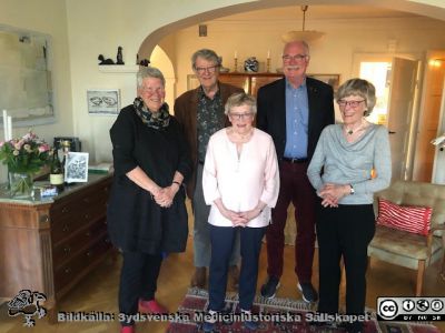 Eva Ljunggren 80.
Eva Ljunggren uppvaktas den 28 april 2021 inför sin 80-årsdag den 1 maj av representanter från styrelsen i SMHS. Från vänster Anitha "Nitten" Bruun, Berndt Ehinger, jubilaren, Stefan Leander och Evas syster Karin. Britta Stenstam höll i kameran.
Nyckelord: Uppvaktning;80-åring;Lund;SMHS;Sydsvenska Medicinhistoriska Sällskapet