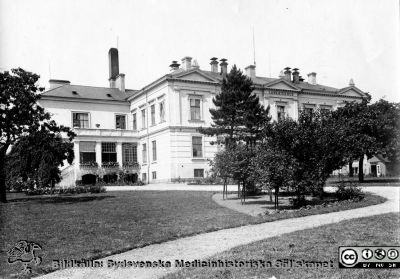 Länssjukhuset i Ystad.
Länssjukhuset i Ystad. Fasad mot söder. Foto troligen före mitten på 1920-talet samtidigt med bilden i fil 210924BE-006. Bildkälla Denise Andersson 2021. Ur  hennes mans farfars efterlämnade bilder. Denne var Charly Urbanus Andersson, 18920525-3918, född i Ljunits, Sjörups församling vid Ystad, död 1974-02-14 och då kyrkobokförd på S Vallösa 5, 27012 Rydsgård. Han var  skräddare och fotograf, bosatt i Vallösa utanför Ystad. Fotografens mor skall ha tillbringat sina sista år här som mycket gammal.
Nyckelord: Skräddare;Fotograf;Länslasarett;Huvudbyggnad.