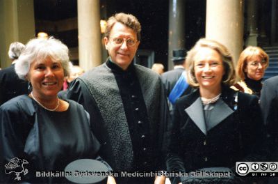 Anitha "Nitten" Bruun, Berndt Ehinger och Elisabeth Edholm Fernström
Foto i atrium till Lunds universitets huvudbyggnad i samband med att Elisabeth Edholm Fernström 1998 promoverades till hedersdoktor. Berndt Ehinger var promotor. Bildkälla Lars Malm.
Nyckelord: Promotion;Hedersdoktor;Lunds universitet;Medicinska fakulteten