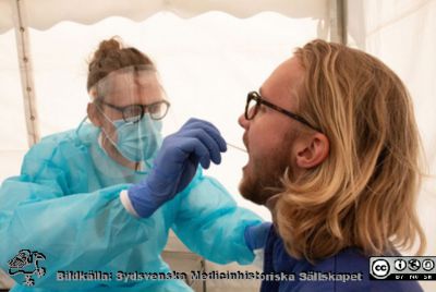 Provtagning i svalg, Covid-19
Bildkälla Region Skåne
Nyckelord: Pandemi;Epidemi;Infektion;Provtagning
