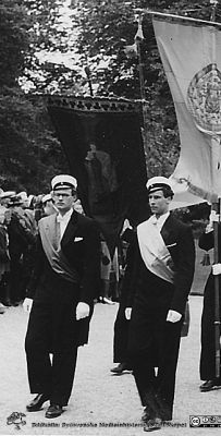 David Ingvar och Claes Henrik Dohlmanvid något evenemang på Universitetsplatsen i Lundagård 1944
David Ingvar och Claes Henrik Dohlman som marskalkar vid något evenemang vid Lunds universitet 1944. Deras marskalksband har olika ljushet,  trots att båda disputerade vid medicinska fakulteten. Troligen rör det sig därför inte om en doktorspromotion utan något annat evenemang, kanske en rektorsuppvaktning eller annat vårlig händelse i Akademiska Föreningens regi. Foto på Universitetsplatsen i Lundagård. Bildkälla Ebba Dohlman 2022.
Nyckelord: Lunds universitet;Evenemang;Universitetsplatsen