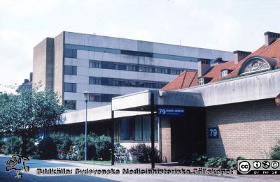 Hudkliniken i mitten på 1900-talet på Malmö Allmänna Sjukhus
Hudkliniken i mitten på 1900-talet på Malmö Allmänna Sjukhus. Foto mot väster. Långa Radens södra ände i bakgrunden, och bakom skymtar mikrobiologens södra del. Bildkälla Torsten Landberg
Nyckelord: MAS;UMAS;Malmö;Allmänna;Sjukhus;Hud;Klinik;Dermatologisk