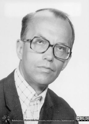  Dr. Willy Östlund 1970.
Porträtt från plastikkirurgiska kliniken i Malmö. Foto utan signatur. Påskrift på baksidan: Dr. Willy Östlund 1970. Bildkälla Henry Svensson., Plastikkirurgiska kliniken i Malmö. - Sedermera öronläkare i Landskrona.
Nyckelord: UMAS;Malmö Allmänna Sjukhus;Plastikkirurgi;SUS Malmö;Landskrona