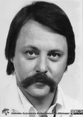 Doc. Lars-Erik Afzelius1975. 
Porträtt från plastikkirurgiska kliniken i Malmö. Påskrift på baksidan: Lars-Erik Afzelius1975. ÖNH-specialist i Lund, disputerad  1975 och sedermera verksam i Helsingborg. Docent och överläkare. Bildkälla Henry Svensson, Plastikkirurgiska kliniken i Malmö
Nyckelord: UMAS;Malmö Allmänna Sjukhus;Plastikkirurgi;SUS Malmö