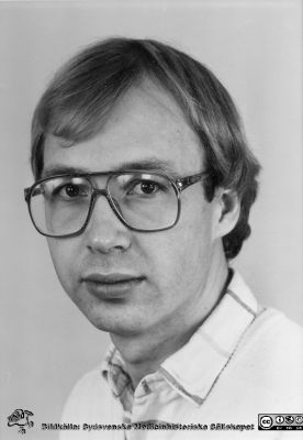 Dr Jan Grenner.
Porträtt från plasikkirurgiska kliniken i Malmö. Påskrift på baksidan: Jan Grenner. Foto troligen 1979. Disputerad vid Lunds universitet 1990. Verksam med audiologisk inriktning på ÖNH-klinikerna i Malmö och Lund. Ingen signering på fotot. 
Bildkälla Henry Svensson, Plastikkirurgiska kliniken i Malmö.
Nyckelord: UMAS;Malmö Allmänna Sjukhus;Plastikkirurgi;SUS Malmö.ÖNH;Öron