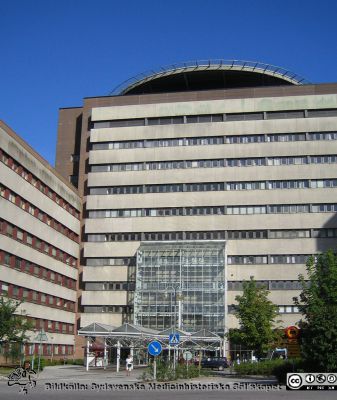 Huvudentrén till Universitetssjukhuset i Lund
Huvudentrén till Universitetssjukhuset i Lund 2006(från 2010 SUS Lund). Bildkälla Region Skåne. Fotograf okänd.
Nyckelord: Fasad;Väster;USiL