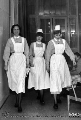 "Mina elever och jag återkommer till... efter en måltid i matsalen. Det är rimligen S. Anne-Marie Sörensen längst till vänster i bilden eftersom de andra kvinnorna bär sk elevmössor. Bildkälla S. Anne-Marie Sörensen via S. Eva Ljunggren, SMHS.
Nyckelord: SSSH;Sjuksköterskeutbildning;Elever