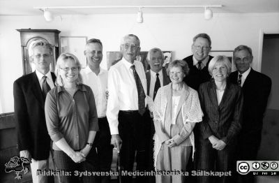 Prof Bengt Borgström (medicinsk kemi, Lund) med en skara adepter. 
Från vänster Tadeusz Wieloch, Eva Degerman, Jakob Donnér, Bengt Borgström, Per Belfrage, Charlotte Erlanson-Albertsson, Åke Nilsson, Cecilia Holm, Peter Nilsson-Ehle. Bildkälla Håkan Westling. Foto 2003, Kennet Ruona.
Nyckelord: Medicinsk kemi;Medicinska fakulteten;Lunds universitet;Bengt Borgström