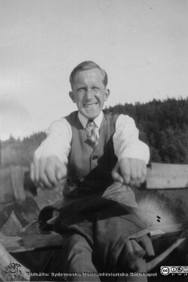 Man i roddbåt som uppsalaetnologen Katarina Ek-Nilsson hade fått höra skulle vara donatorn Johan Persson.
Man i roddbåt som uppsalaetnologen Katarina Ek-Nilsson hade fått höra skulle vara Johan Persson, donator till John och Augusta Perssons stiftelse i Lund. Vid jämförelse med bilder i stiftelsens arkiv framgår det dock att det inte är stiftaren Johan Persson i båten. Katarina Ek-Nilsson menar nu 2025-03-22 att det rimligen är någon av Johns ungefär jämnåriga släktingar eller bekanta som fotograferats av någon av Katarinas anor vid besök hos John och Augusta Persson i Torhamn och sedan sparat på bilden i sitt hem i Småland. Mannens identitet är alltså okänd.
Nyckelord: John och Augusta Persson;Stiftelse;Donator;Okänd man;Medicinska fakulteten i Lund;Medicinska fakulteten i Lund