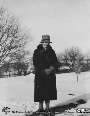 Augusta Persson på besök c:a 1930 i ett systerbarns gård i småländska Bäckaby, inte långt från Augustas barndomshem.
Augusta Persson på besök i ett systerbarns gård, då ägd av uppsalaetnologen Katarina Ek-Nilssons mormor och morfar i småländska Bäckaby, inte långt från Augustas barndomshem. Katarina vet exakta platsen där hon stod. Bilden bör enligt Katarina Ek-Nilsson kunna dateras till någon gång på 30-talet.. Bildkälla Katarina Ek-Nilsson 2025-03-22.
Nyckelord: John och Augusta Persson;Stiftelse;Lunds universitet;Medicinska fakulteten i Lund;Donator;Mecenat