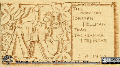 Histologiska avdelningen;Anatomiska Institutionen;Professor;Locus Medicus Lundensis;Medicinska fakulteten i Lund;Universitet
Fotoalbum tillägnat Professor Torsten Hellman Från Tacksamma Lärjungar 3. 4. 1924". Försättsblad med anledning av hans födelsedag. Teckningen är signerad, men konstnären är inte identifierad. Det ingick en mycket dugande tecknare i kursen, Einar Andersson, men han signerade sina alster med en sjua (7) för det var hans värnpliktsnummer. Såvitt känt använde han aldrig en signatur som den som finns i denna bild.
Nyckelord: Histologiska avdelningen;Anatomiska Institutionen;Medicinska fakulteten i Lund;Locus Medicus Lundensis;Födelsedag;Uppvaktning;Universitet