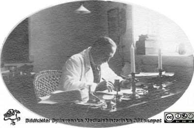 Fotoalbum tillägnat Professor Torsten Hellman på hans födelsedag 3.4.1924
Fotoalbum tillägnat Professor Torsten Hellman Från Tacksamma Lärjungar 3. 4. 1924". Detta var hans 46-årsdag. Bilden visar honom vid hans skrivbord. Han drabbades av en invalidiserande reumatoid artrit och kanske anar man en begynnande felställning av högra handens fingrar.
Nyckelord: Histologiska avdelningen;Anatomiska Institutionen;Professor;Locus Medicus Lundensis;Medicinska fakulteten i Lund;Universitet