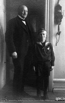 Fotoalbum tillägnat Professor Torsten Hellman på hans födelsedag 3.4.1924
Fotoalbum tillägnat Professor Torsten Hellman Från Tacksamma Lärjungar 3. 4. 1924". Detta var hans 46-årsdag. Bilden visar Torsten Hellman tillsammans med en okänd pojke. Paret Hellman fick inga egna barn, och pojken kommer alltså från någon bekants familj.  Bilden är tagen på samma plats i hemmet som den i fil 250327-007.
Nyckelord: Histologiska avdelningen;Anatomiska Institutionen;Locus Medicus Lundensis;Medicinska fakulteten i Lund;Universitet
