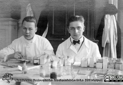 Bilder från histologiska avdelningen på anatomiska institutionen i Lund år 1923
Fotoalbum märkt 1923 på första bladet. Det innehåller bilder från dåvarande histologiska avdelningen på anatomiska institutionen i Lund på Biskopsgatan 7. Bildtext: Bertil Engberg. Tage Harvig.  De  förefaller vara i färd med att göra histologiska preparat 
Bildkälla Stiftelsen Locus Medicus Lundensis 250317. Fotograf okänd.
Nyckelord: Histologiska avdelningen;Anatomiska Institutionen;Locus Medicus Lundensis;Stiftelse;Medicinska fakulteten i Lund;Lunds universitet;Medicine studerande;Studenter