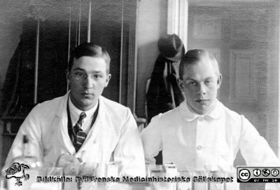 Bilder från histologiska avdelningen på anatomiska institutionen i Lund år 1923
Fotoalbum märkt 1923 på första bladet. Det innehåller bilder från dåvarande histologiska avdelningen på anatomiska institutionen i Lund på Biskopsgatan 7. Bildtext: Erik Palmqvist. Nils Fröling.  De  förefaller vara i färd med att göra histologiska preparat.
Bildkälla Stiftelsen Locus Medicus Lundensis 250317. Fotograf okänd.
Nyckelord: Histologiska avdelningen;Anatomiska Institutionen;Locus Medicus Lundensis;Stiftelse;Medicinska fakulteten i Lund;Lunds universitet;Medicine studerande;Studenter