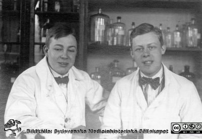 Bilder från histologiska avdelningen på anatomiska institutionen i Lund år 1923
Fotoalbum märkt 1923 på första bladet. Det innehåller bilder från dåvarande histologiska avdelningen på anatomiska institutionen i Lund på Biskopsgatan 7. Bildtext: Gösta Follin. Ivar Nilsson.  
De  förefaller vara i färd med att göra histologiska preparat. 
Bildkälla Stiftelsen Locus Medicus Lundensis 250317. Fotograf okänd.
Nyckelord: Histologiska avdelningen;Anatomiska Institutionen;Locus Medicus Lundensis;Stiftelse;Medicinska fakulteten i Lund;Lunds universitet;Medicine studerande;Studenter