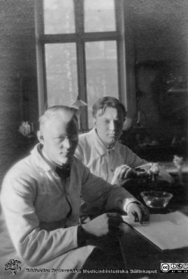 Bilder från histologiska avdelningen på anatomiska institutionen i Lund år 1923
Fotoalbum märkt 1923 på första bladet. Det innehåller bilder från dåvarande histologiska avdelningen på anatomiska institutionen i Lund på Biskopsgatan 7. Bildtext: Harald Svennberg. Bo Bergqvist.  
De  förefaller sitta i histologens föreläsningssal. 
Bildkälla Stiftelsen Locus Medicus Lundensis 250317. Fotograf okänd.
Nyckelord: Histologiska avdelningen;Anatomiska Institutionen;Locus Medicus Lundensis;Stiftelse;Medicinska fakulteten i Lund;Lunds universitet;Medicine studerande;Studenter