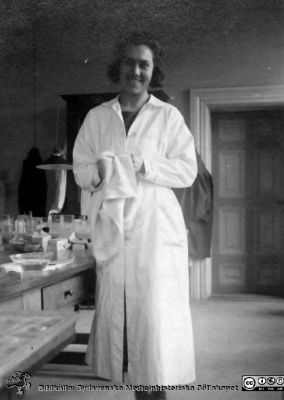 Bilder från histologiska avdelningen på anatomiska institutionen i Lund år 1923
Fotoalbum märkt 1923 på första bladet. Det innehåller bilder från dåvarande histologiska avdelningen på anatomiska institutionen i Lund på Biskopsgatan 7. Bildtext: Märta Ralston.  
Hon förefaller arbeta med att göra histologiska preparat i histologens kurslaboratorium. 
Bildkälla Stiftelsen Locus Medicus Lundensis 250317. Fotograf okänd.
Nyckelord: Histologiska avdelningen;Anatomiska Institutionen;Locus Medicus Lundensis;Stiftelse;Medicinska fakulteten i Lund;Lunds universitet;Medicine studerande;Studenter;Kurslaboratorium