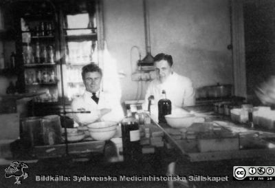 Bilder från histologiska avdelningen på anatomiska institutionen i Lund år 1923
Fotoalbum märkt 1923 på första bladet. Det innehåller bilder från dåvarande histologiska avdelningen på anatomiska institutionen i Lund på Biskopsgatan 7. Bildtext: Erik Pettersson. Joel Jönsson.  
De  förefaller hantera histologiska preparat i histologens kurslaboratorium. 
Bildkälla Stiftelsen Locus Medicus Lundensis 250317. Fotograf okänd.
Nyckelord: Histologiska avdelningen;Anatomiska Institutionen;Locus Medicus Lundensis;Stiftelse;Medicinska fakulteten i Lund;Lunds universitet;Medicine studerande;Studenter;Kurslaboratorium