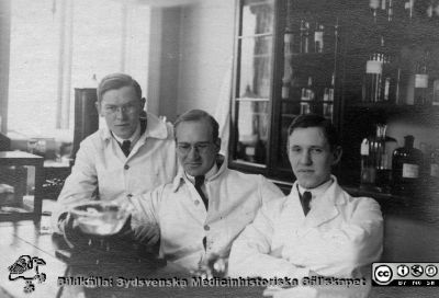 Bilder från histologiska avdelningen på anatomiska institutionen i Lund år 1923
Fotoalbum märkt 1923 på första bladet. Det innehåller bilder från dåvarande histologiska avdelningen på anatomiska institutionen i Lund på Biskopsgatan 7. Bildtext: Folke Ulfsparre. Einar Isberg. Alvar Laurell.
De tre studenterna förefaller sitta i i histologens kurslaboratorium. 
Bildkälla Stiftelsen Locus Medicus Lundensis 250317. Fotograf okänd.
Nyckelord: Histologiska avdelningen;Anatomiska Institutionen;Locus Medicus Lundensis;Stiftelse;Medicinska fakulteten i Lund;Lunds universitet;Medicine studerande;Studenter;Kurslaboratorium