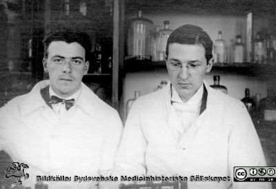 Bilder från histologiska avdelningen på anatomiska institutionen i Lund år 1923
Fotoalbum märkt 1923 på första bladet. Det innehåller bilder från dåvarande histologiska avdelningen på anatomiska institutionen i Lund på Biskopsgatan 7. Bildtext: Martin Pagander, Erik Palmqvist.
De förefaller sitta i i histologens kurslaboratorium för att tillverka histologiska preparat.  
Bildkälla Stiftelsen Locus Medicus Lundensis 250317. Fotograf okänd.
Nyckelord: Histologiska avdelningen;Anatomiska Institutionen;Locus Medicus Lundensis;Stiftelse;Medicinska fakulteten i Lund;Lunds universitet;Medicine studerande;Studenter;Kurslaboratorium