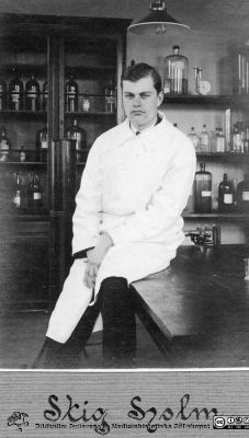 Bilder från histologiska avdelningen på anatomiska institutionen i Lund år 1923
Fotoalbum märkt 1923 på första bladet. Det innehåller bilder från dåvarande histologiska avdelningen på anatomiska institutionen i Lund på Biskopsgatan 7. Bildtext: Stig Holm.  
Foto i histologens kurslaboratorium. Han blev senare ögonläkare, disputerade i Lund och flyttade till Göteborg där han drev en privat ögonmottagning. 
Bildkälla Stiftelsen Locus Medicus Lundensis 250317. Fotograf okänd.
Nyckelord: Histologiska avdelningen;Anatomiska Institutionen;Locus Medicus Lundensis;Stiftelse;Medicinska fakulteten i Lund;Lunds universitet;Medicine studerande;Studenter;Kurslaboratorium;gonläkare